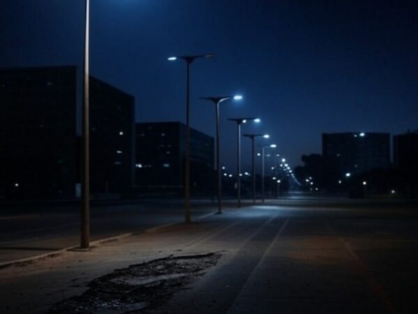 Parada de ônibus mal iluminada à noite em Brasília, destacando riscos noturnos e negligência no Distrito Federal.