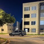 Viatura da polícia em frente a prédio de apartamentos no Guará II, cena de crime com fita de isolamento, após filho matar mãe a facadas e ser preso.