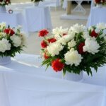 Salão de cartório em Brasília preparado para casamento comunitário, com flores e alianças simbólicas.