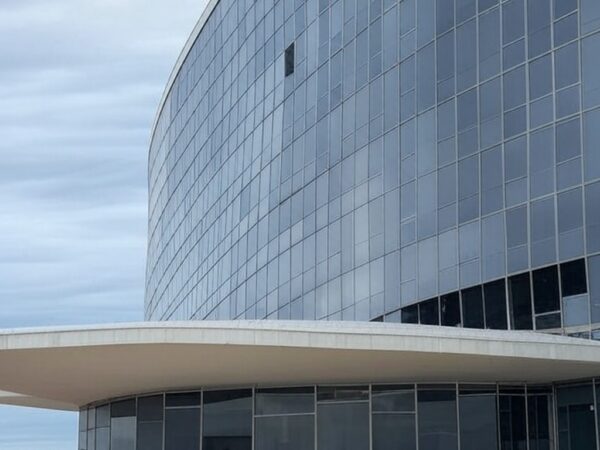 Palácio do Buriti em Brasília sob céu nublado, representando crise política e pedidos de impeachment do governador do DF.