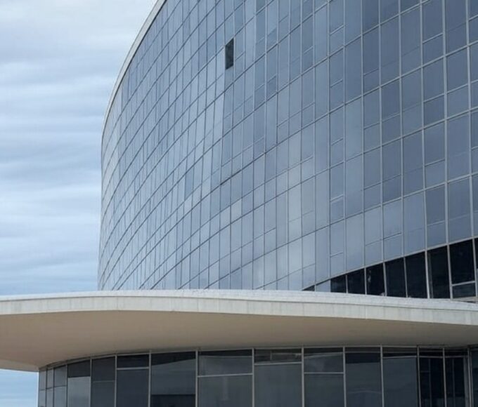 Palácio do Buriti em Brasília sob céu nublado, representando crise política e pedidos de impeachment do governador do DF.