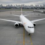 Avião da Gol estacionado em aeroporto brasileiro, em homenagem à memória de Constantino Junior, fundador falecido aos 57 anos vítima de câncer.