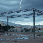 Estrutura atingida por raio em ato político em Belo Horizonte, causando pânico, com céu tempestuoso e arquitetura urbana mineira.