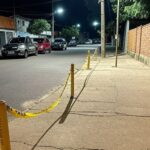 Cena de rua no Itapoã, DF, com fita de isolamento policial e viaturas após ataque armado.