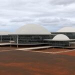 Edifício da Câmara Legislativa do DF com posto de saúde abandonado, representando falhas na prevenção da hanseníase em Brasília.