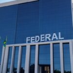 Sede da Polícia Federal em Brasília, ignorando ordem e permanência nos EUA.