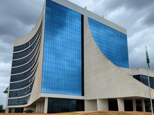 Fachada do TJDFT em Brasília com bandeiras a meio mastro, simbolizando luto pela morte de desembargador.