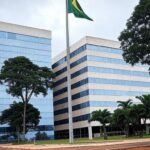 Edifício do TJDFT em Brasília com bandeira a meio mastro, simbolizando luto pela morte de desembargador.