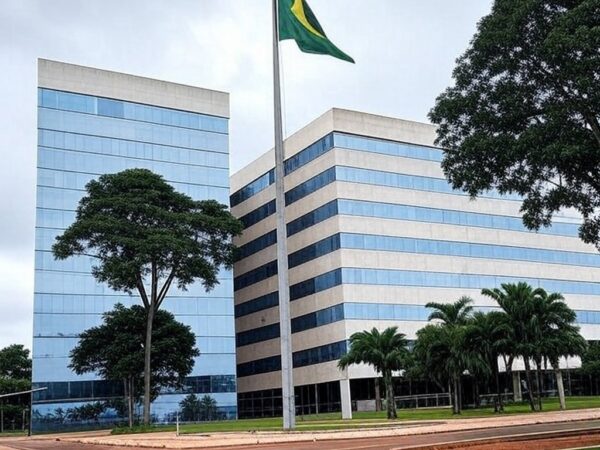 Edifício do TJDFT em Brasília com bandeira a meio mastro, simbolizando luto pela morte de desembargador.
