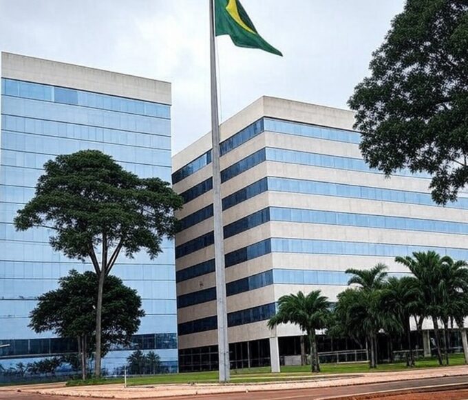 Edifício do TJDFT em Brasília com bandeira a meio mastro, simbolizando luto pela morte de desembargador.