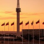 Torre de TV em Brasília com bandeiras venezuelanas, celebrando exilados pela prisão de Maduro.