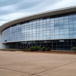 Edifício público em Brasília com portas fechadas durante feriado de aniversário do DF, simbolizando sobrecarga em serviços públicos.