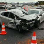 Engavetamento na EPNB em Riacho Fundo, com carros acidentados e faixas interditadas por cones e viaturas policiais.