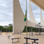 Fachada da Câmara Legislativa do DF com academia ao ar livre vazia, representando lei aprovada em meio a críticas.