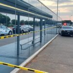 Parada de ônibus em Brasília com fita de isolamento policial e viaturas, representando cena de investigação no DF.