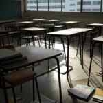 Sala de aula vazia e desorganizada em escola de Brasília, representando instabilidade educacional no DF.