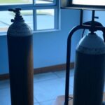 Cilindro de oxigênio e conta de energia em residência de Brasília, destacando desconto insuficiente para oxigenoterapia no DF.