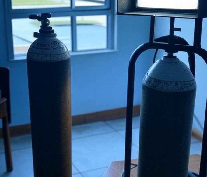 Cilindro de oxigênio e conta de energia em residência de Brasília, destacando desconto insuficiente para oxigenoterapia no DF.