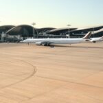 Vista do Aeroporto de Brasília, com aviões e torre de controle, eleito o segundo mais pontual do mundo pela Cirium.