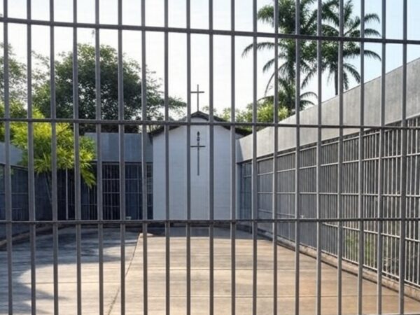 Presídio federal no Brasil com capela e cruz, representando assistência religiosa na prisão.