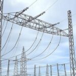 Subestação elétrica no DF com cabos e ferramentas de furto, viatura policial ao fundo, representando prisão por tentativa de roubo.