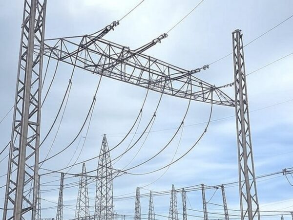 Subestação elétrica no DF com cabos e ferramentas de furto, viatura policial ao fundo, representando prisão por tentativa de roubo.