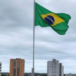 Bandeira brasileira a meio-mastro em praça de Goiânia, simbolizando luto por goiano morto na Ucrânia e sepultado na Europa.