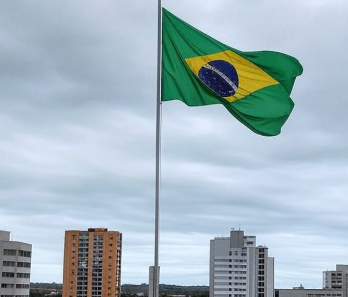 Bandeira brasileira a meio-mastro em praça de Goiânia, simbolizando luto por goiano morto na Ucrânia e sepultado na Europa.