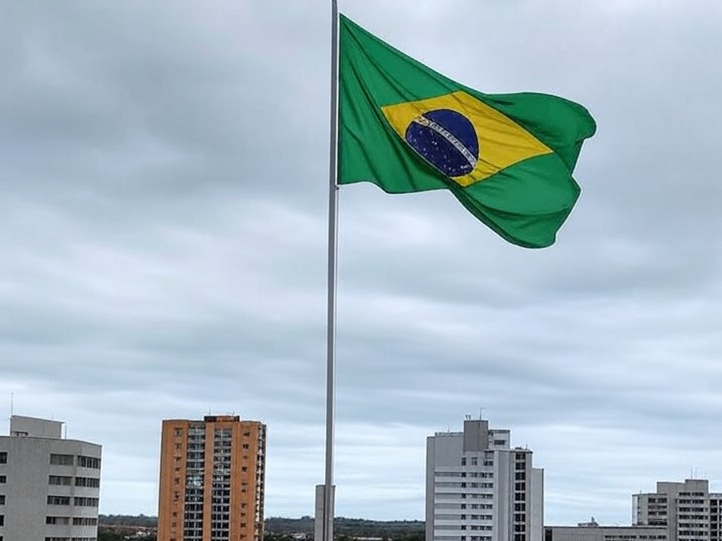 Bandeira brasileira a meio-mastro em praça de Goiânia, simbolizando luto por goiano morto na Ucrânia e sepultado na Europa.