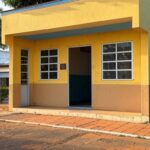 Centro comunitário em Ceilândia com entrada para inscrições gratuitas no Projeto Viver 60+ para idosos vulneráveis.