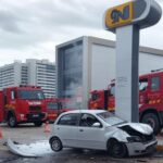 Estação de GNV na Asa Norte com carro colidido e vazamento de gás, viaturas de bombeiros no local.