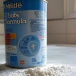 Lata de fórmula infantil Nestlé contaminada em cozinha de Brasília, representando intoxicação de bebês no Distrito Federal.