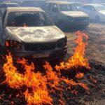 Incêndio em vegetação danifica oito carros em rua residencial de Vicente Pires, no DF, com chamas e fumaça.