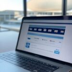 Imagem de laptop com site falso de pagamento de contas, alertando para golpes online da Caesb em Brasília.