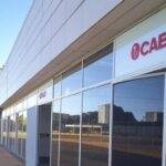 Fachada de posto de atendimento da Caesb em Brasília, com sinalização de serviços de saneamento no DF.
