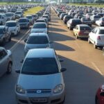 Trânsito congestionado em avenidas de Brasília devido a shows musicais no fim de semana.