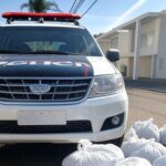 Viatura da Polícia Militar do DF em rua de Brasília com pacotes de drogas apreendidos, após denúncias em redes sociais.