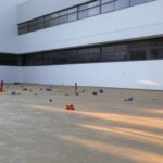 Creche vazia em Brasília com câmeras de vigilância, representando caso de agressão a crianças no DF.