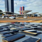 Viaturas policiais na Rodoviária do Plano Piloto durante Carnaval no DF, com celulares furtados confiscados.