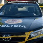 Viatura da Polícia Civil do DF em rua de Sobradinho II, com fita de isolamento, representando prisão por homicídio.