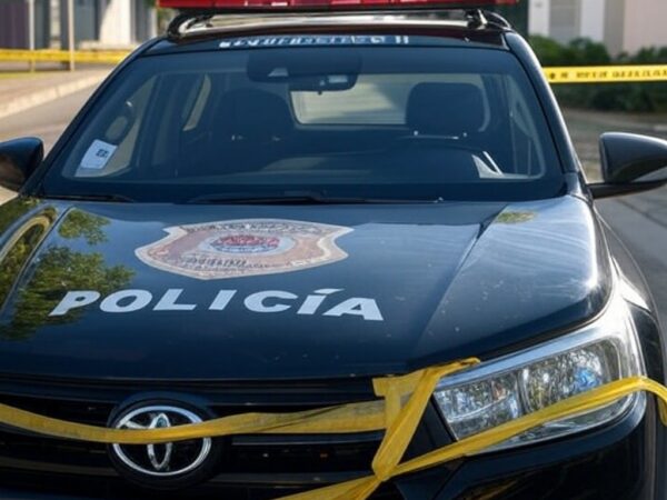 Viatura da Polícia Civil do DF em rua de Sobradinho II, com fita de isolamento, representando prisão por homicídio.
