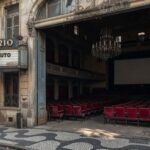 Cinema vazio no Rio de Janeiro simbolizando luto pela morte do ator Robert Duvall, vencedor do Oscar.