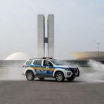 Viatura da PMDF em rua de Brasília com névoa de spray de pimenta, representando incidente no Distrito Federal.