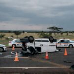 Cena de acidente com van irregular na BR-020 em Planaltina, com veículos danificados e emergência, sem pessoas.