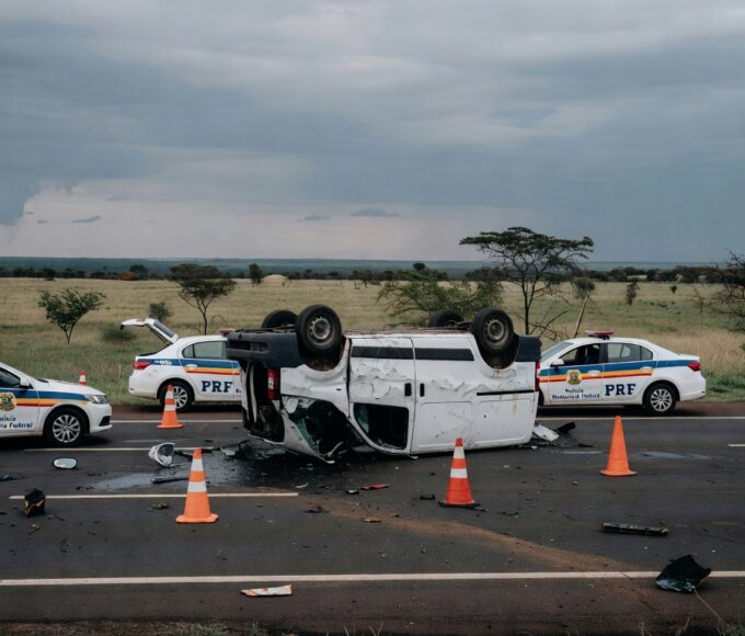 Cena de acidente com van irregular na BR-020 em Planaltina, com veículos danificados e emergência, sem pessoas.