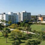 Condomínio residencial no Itapoã Parque, Brasília, representando curso gratuito de síndico e parcerias locais para qualificação de moradores.