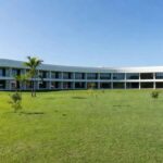 Fachada de escola pública em Brasília, representando aumento de denúncias de abuso moral no DF.