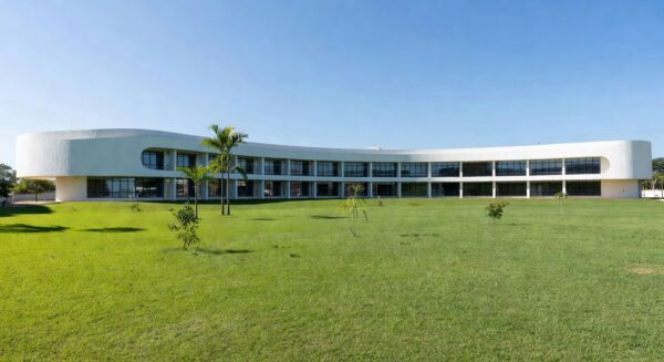 Fachada de escola pública em Brasília, representando aumento de denúncias de abuso moral no DF.