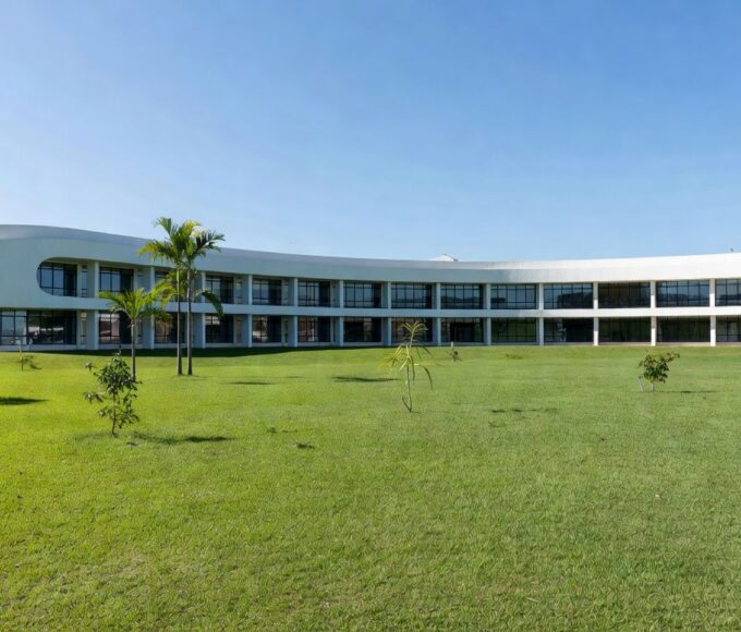Fachada de escola pública em Brasília, representando aumento de denúncias de abuso moral no DF.
