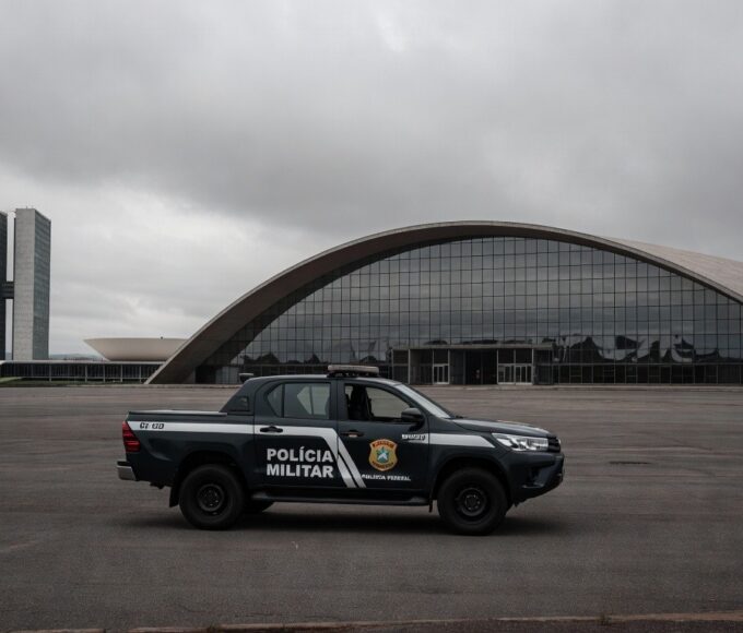 Viaturas da Polícia Legislativa em rua de Brasília com cena de crime isolada, destacando violência no DF.